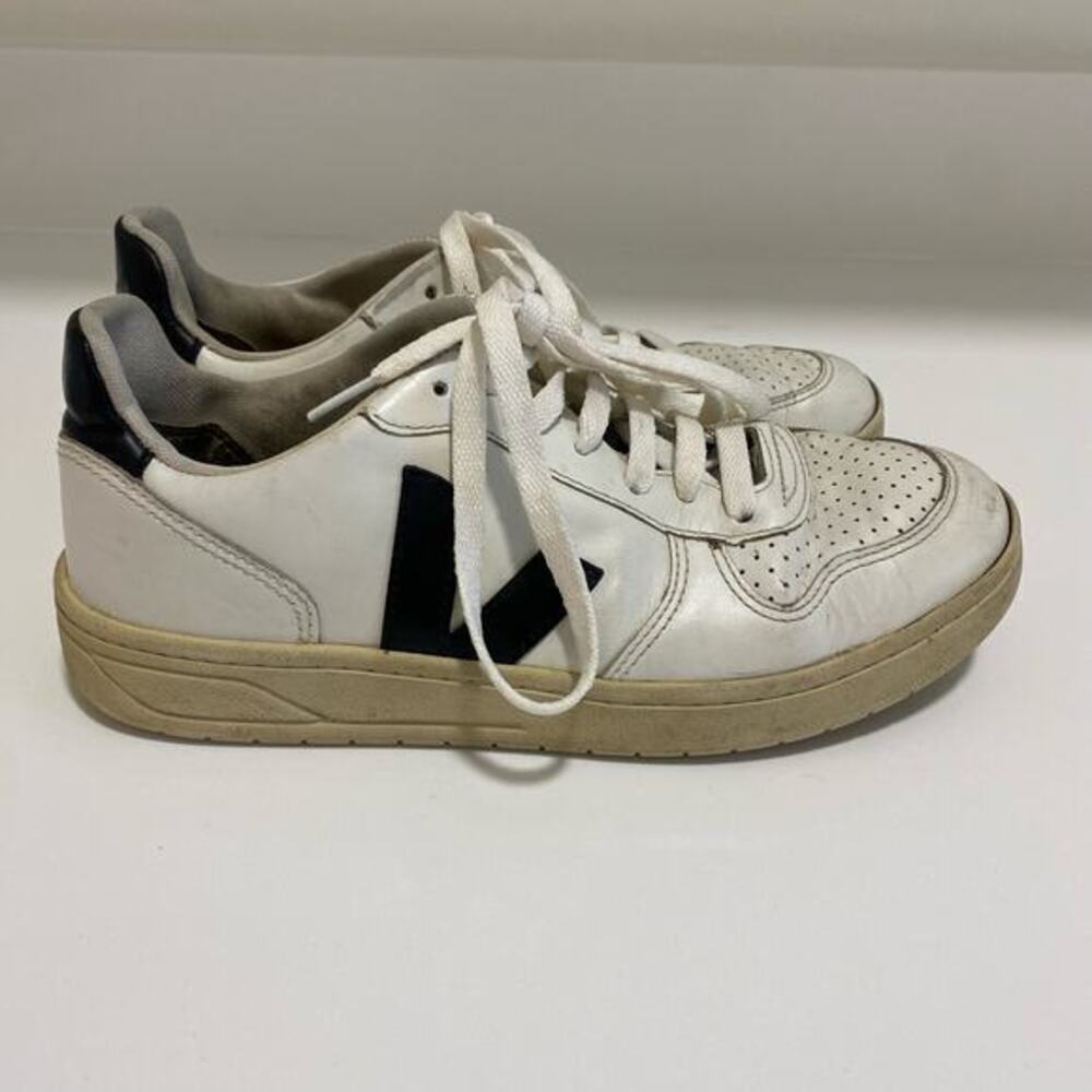Veja V-10 Sneakers white and‎ black women’s size 7